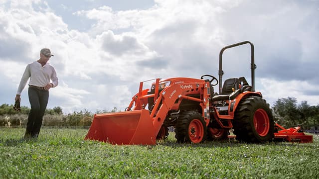 Loader with optional swift-tach & self levelling